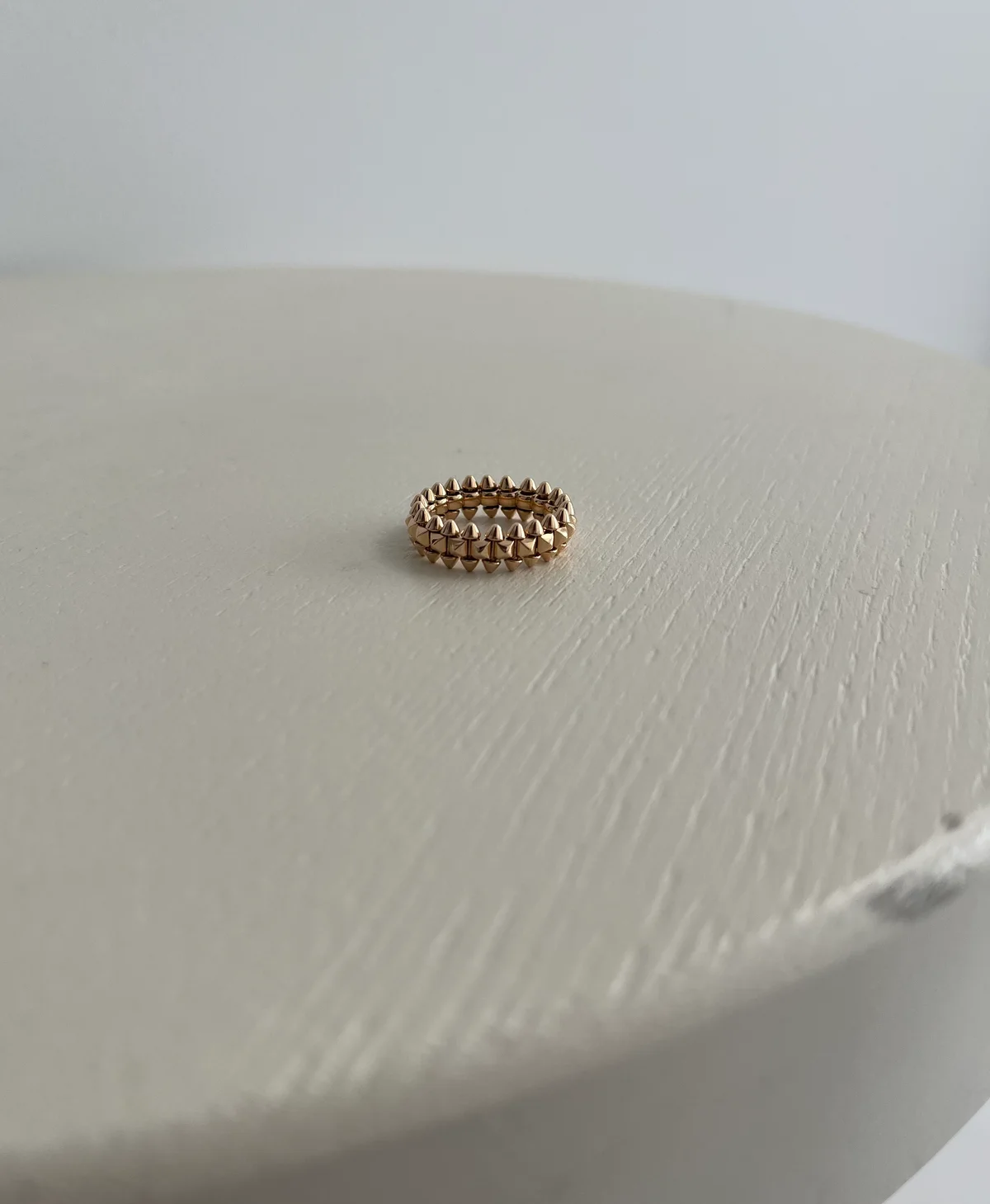 カルティエの名品リング「クラッシュ ドゥ カルティエ リング スモールサイズ（〈PG〉￥434,500）」の写真