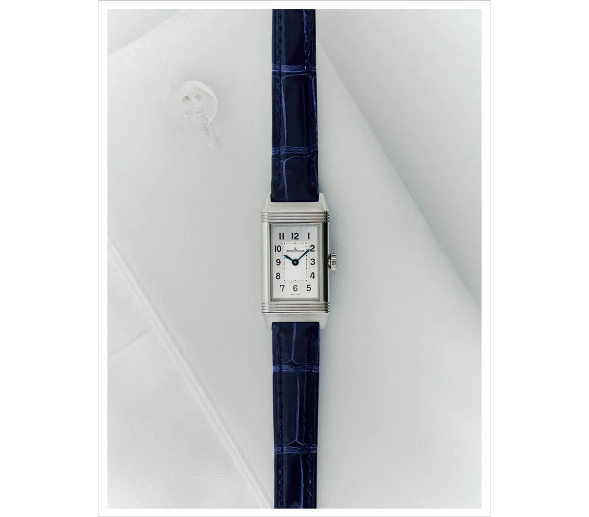 バランシアガのシャツとジャガー・ルクルトの時計「レベルソ・クラシック」