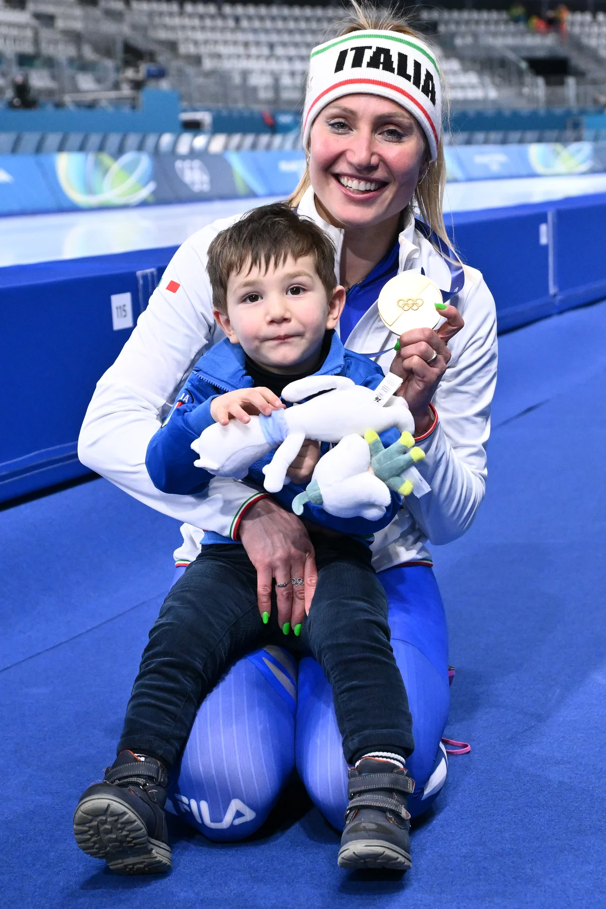 我が子を抱えたままインタビューに応じたフランチェスカ・ロロブリジダ選手