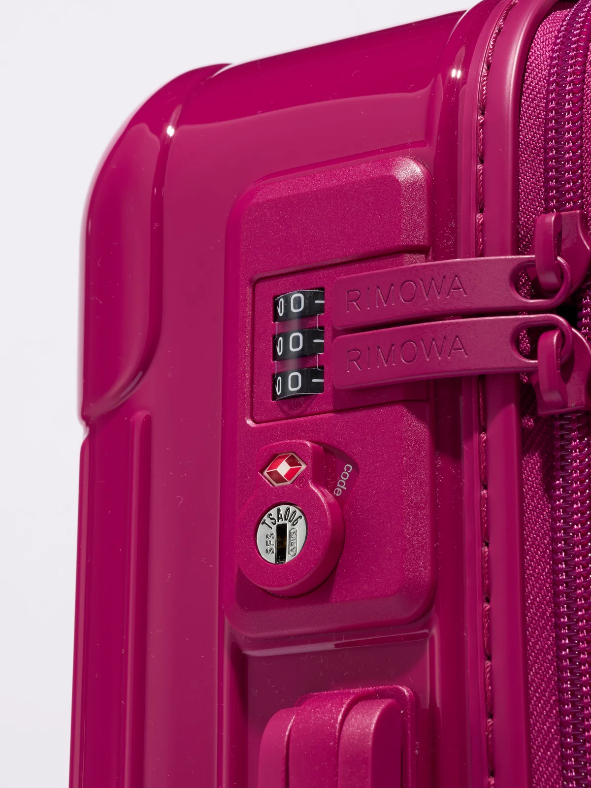 【リモワ】の「Essential キャビン」はセキュリティ対策も万全のTSA承認ロック