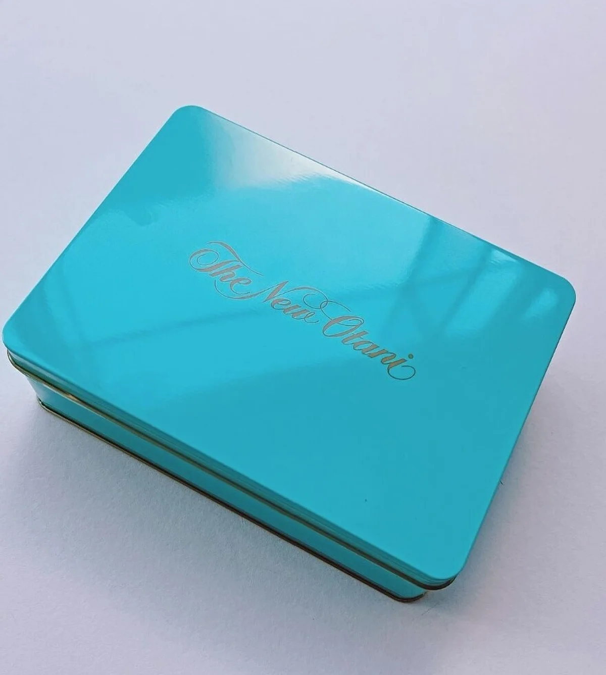 澄んだ空を表した「オータニブルー」の缶に詰められた、クッキー&チョコレート缶