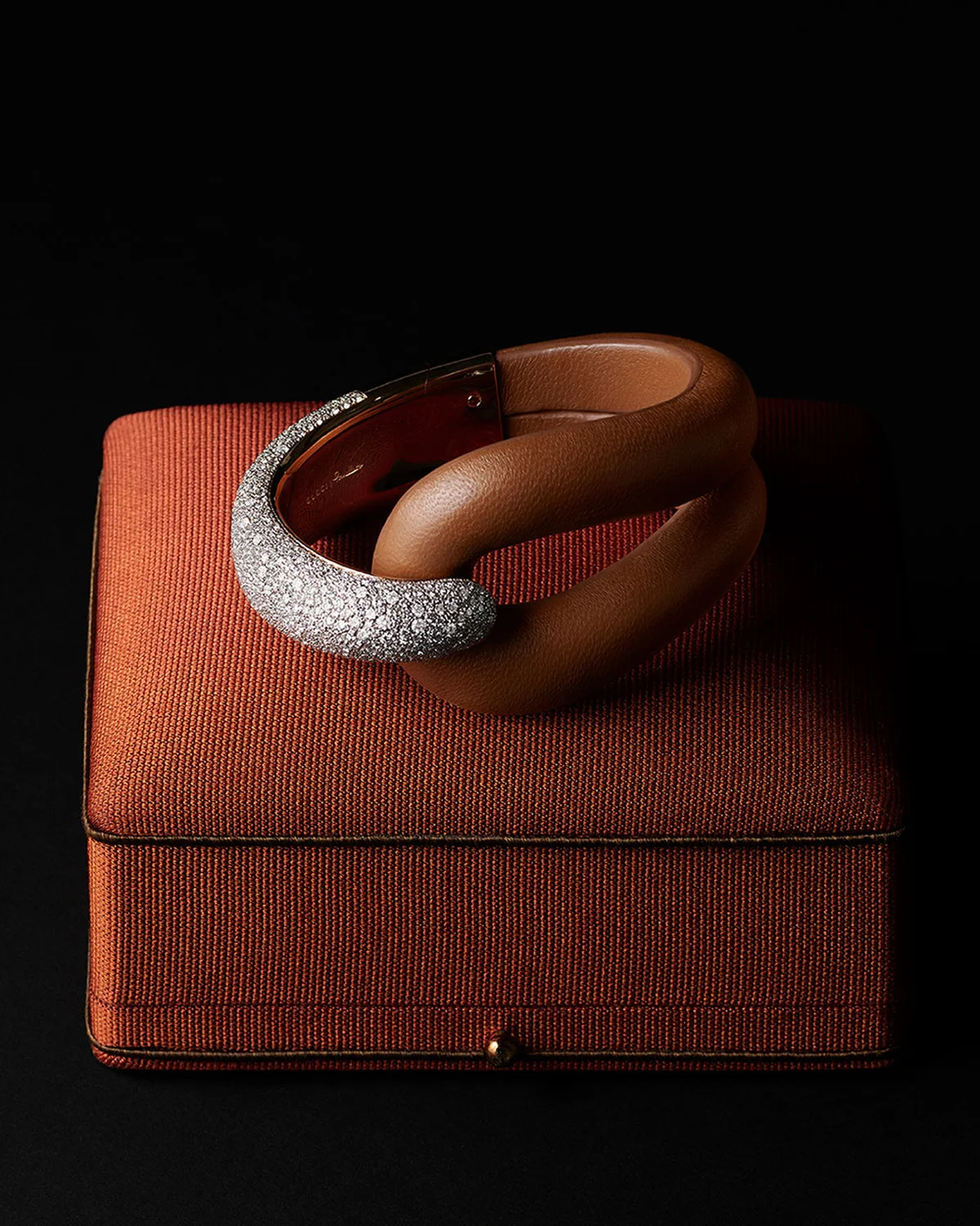 「モニリ」ブレスレット〈18KRG、ダイヤモンド、レザー〉¥16,236,000 ※参考価格 Courtesy of Gucci