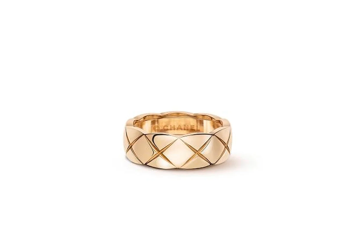 シャネル「ココ クラッシュ」リング〈ベージュゴールド〉