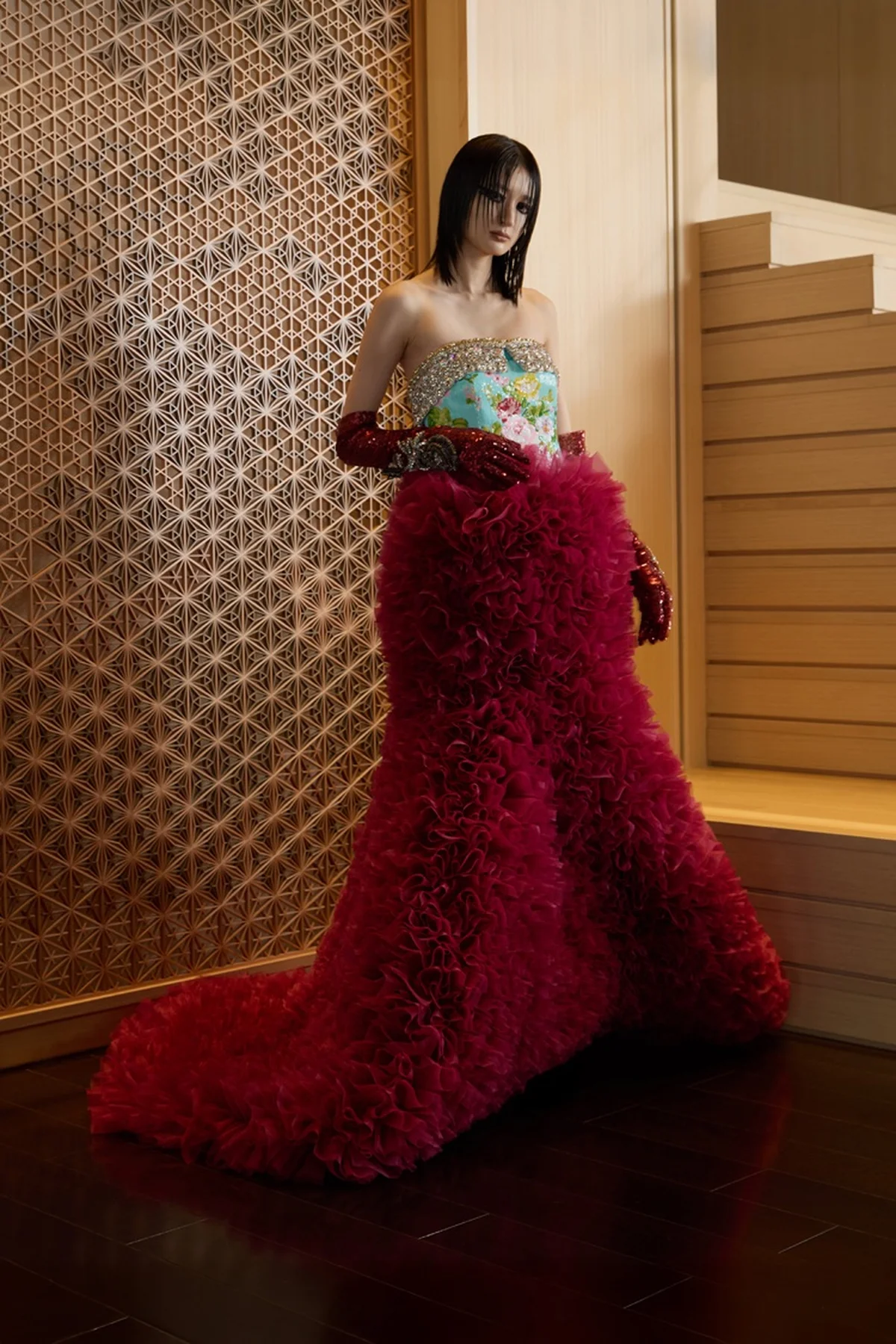 「トモ コイズミ(TOMO KOIZUMI)」初のウェディングドレス。胸元のビジューが華やか。