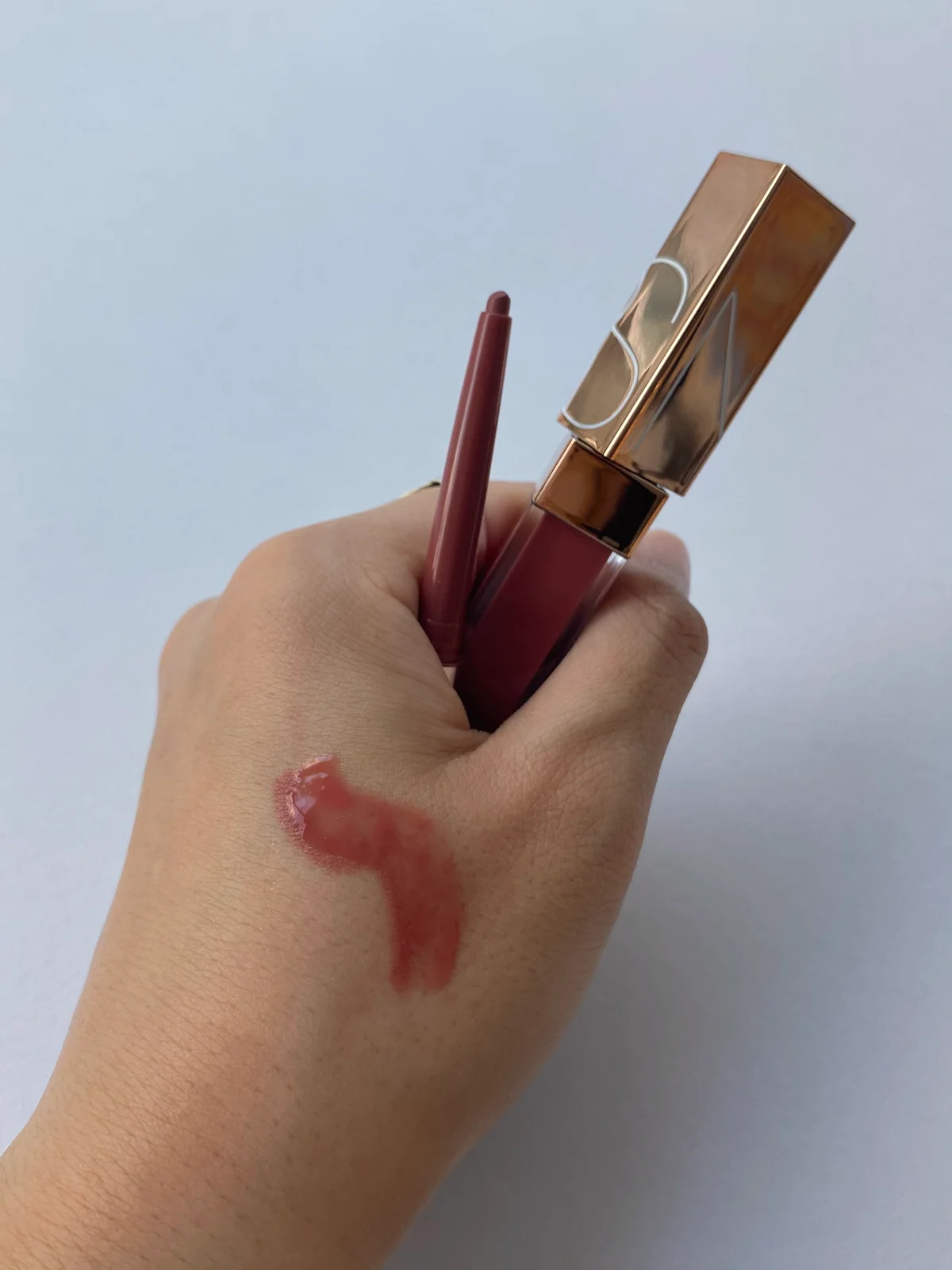 NARS アフターグロー リップシャイン 888とM•A•C リップグレイザー ベルベット テディを手の甲で重ねたカット