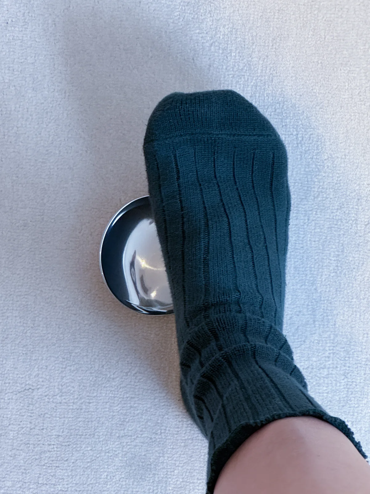 NAGAE+（ナガエプリュス）のリラクセーションツールを踏んでいる様子