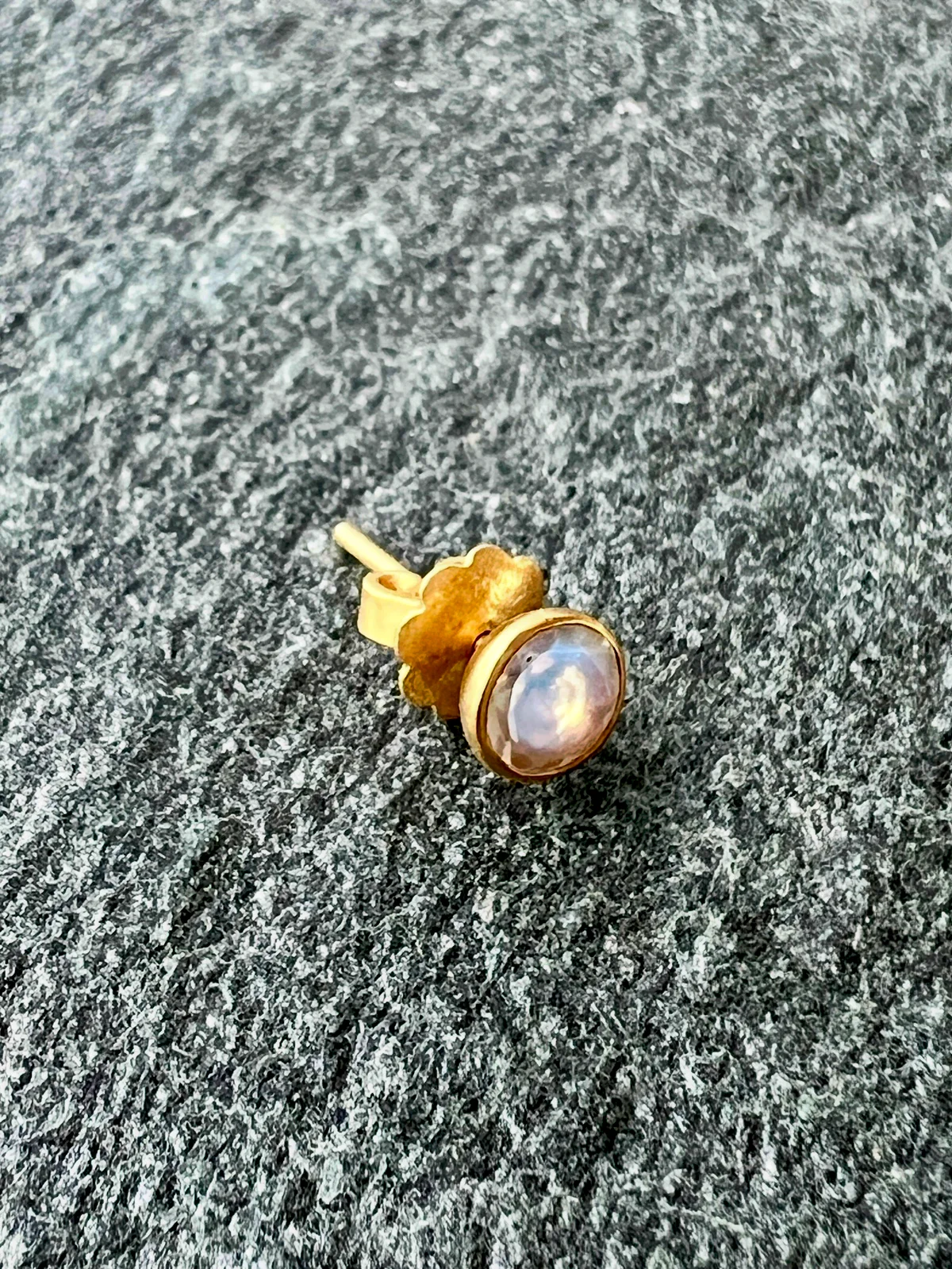 マリーエレーヌ ドゥ タイヤック　レインボームーンストーン　ピアス　片耳　逆光での見え方