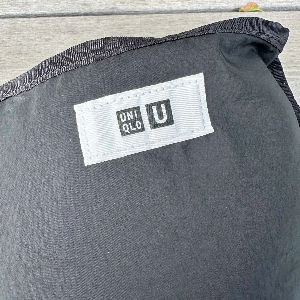 ユニクロ ユー「パッカブルショルダーバッグ」のロゴ