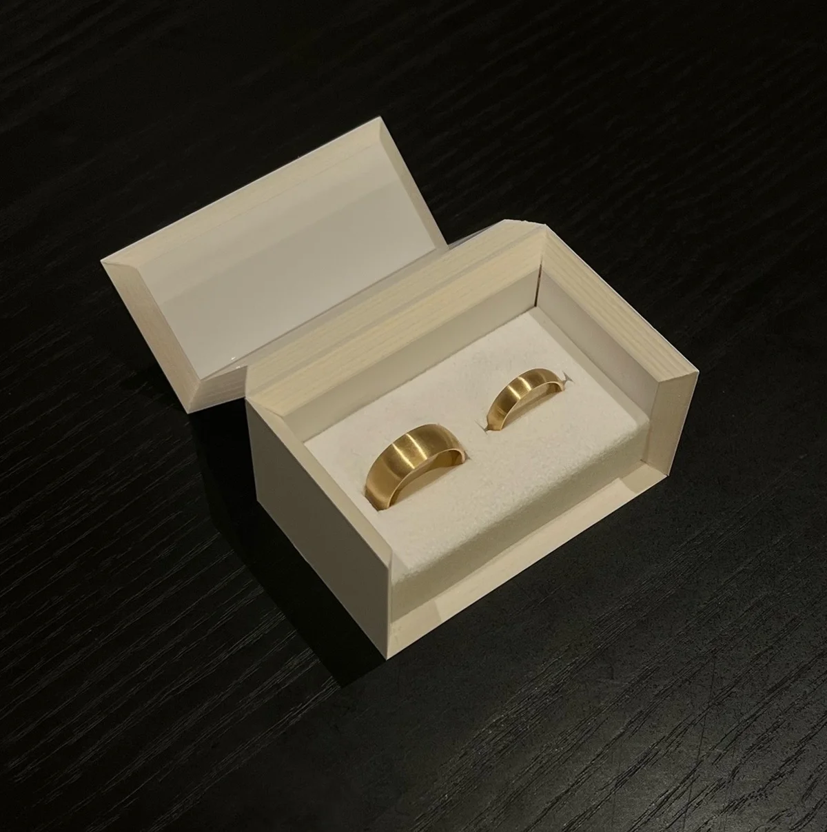 モデル・中島沙希さん夫婦の結婚指輪はシハラで。自由に選んだものの、幅が異なる同じタイプに。