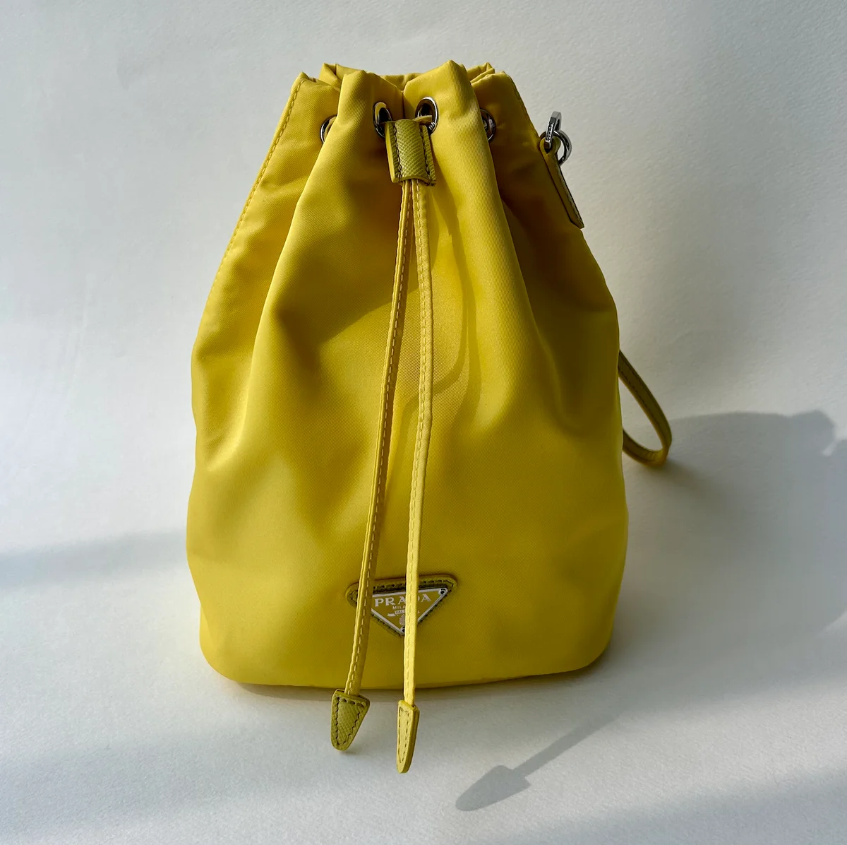 プラダの黄色いバッグ