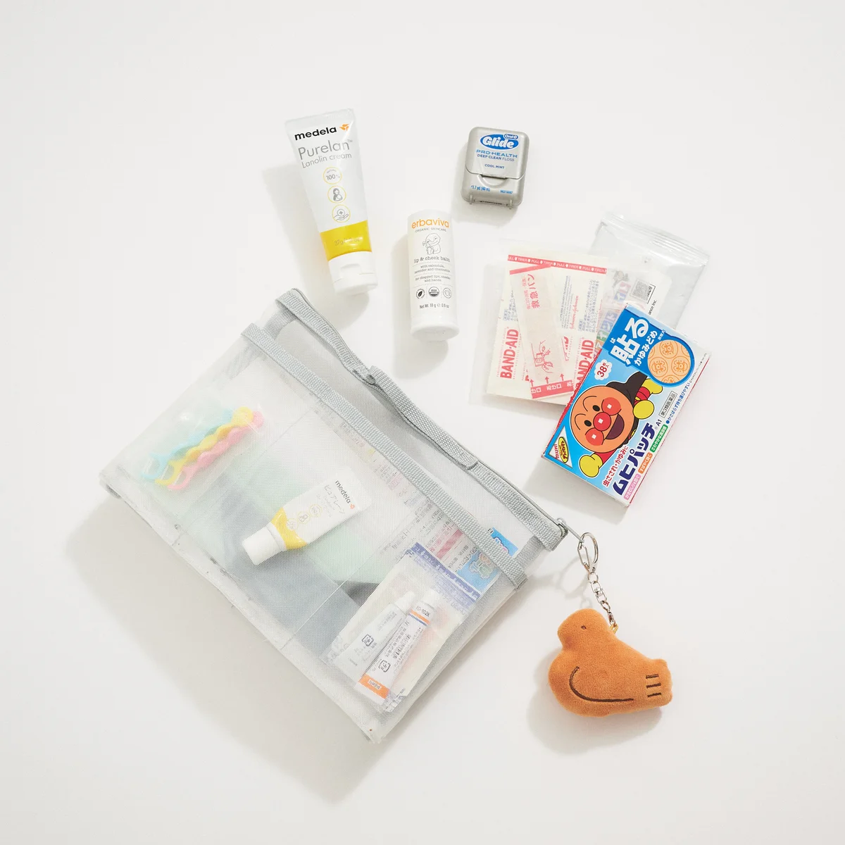 家族の薬や救急アイテムが収納されたポーチ