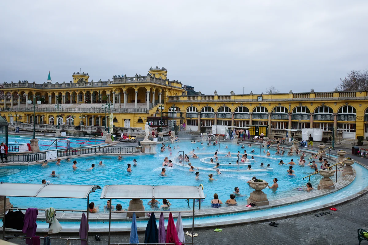 【ブダペスト開運旅】セーチェーニ温泉の温泉プール