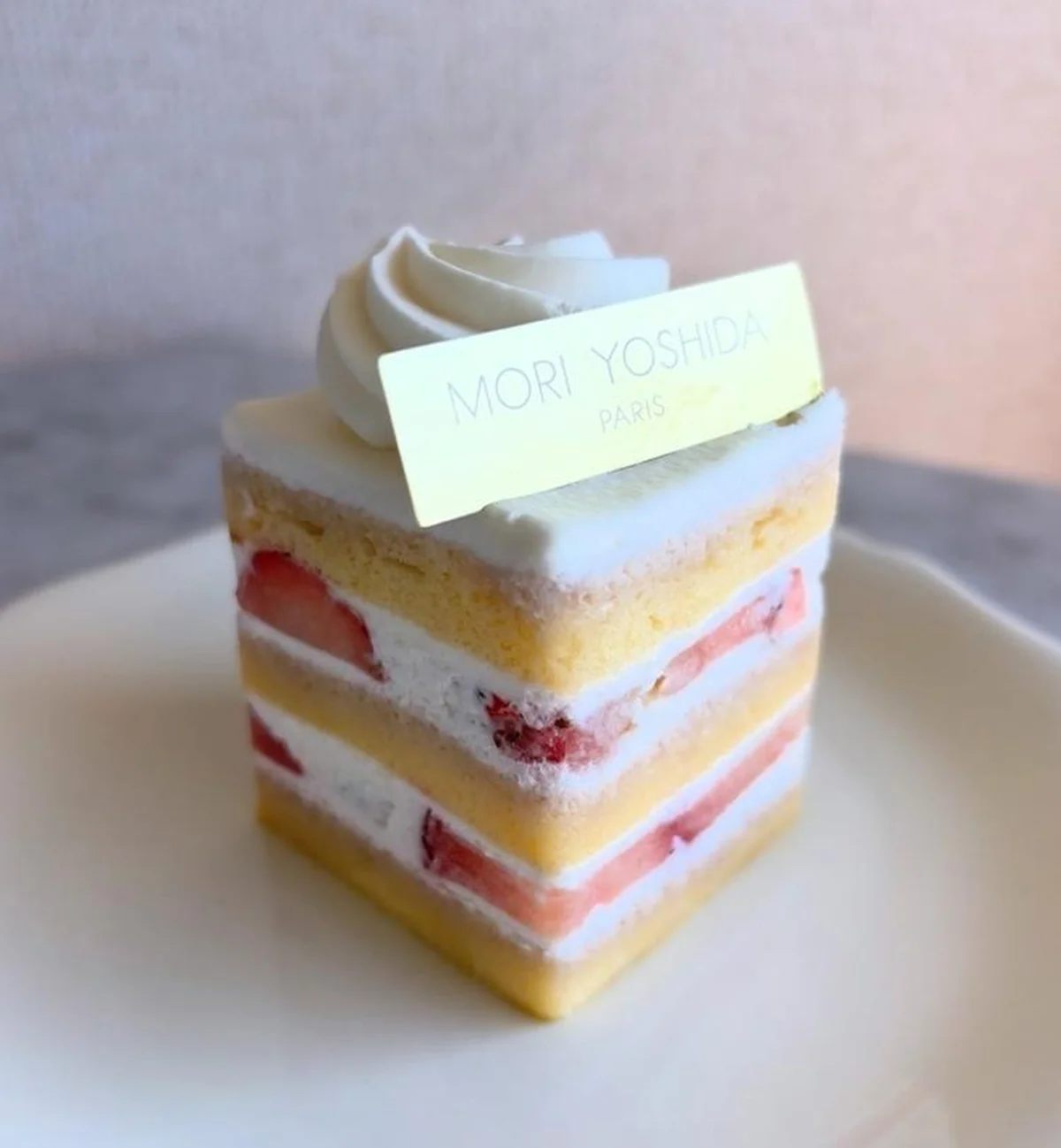 フランス・パリで活躍するパティシエ吉田守秀さんの待望の東京店「モリヨシダ」の、苺のショートケーキ「フレジエ ジャポネ」