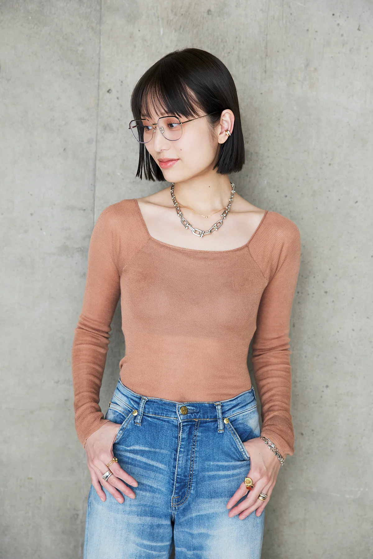 SPURSHOP別注カシミヤ混カップつき 美ニットトップス ロングスリーブを着用した長谷川あかりさん