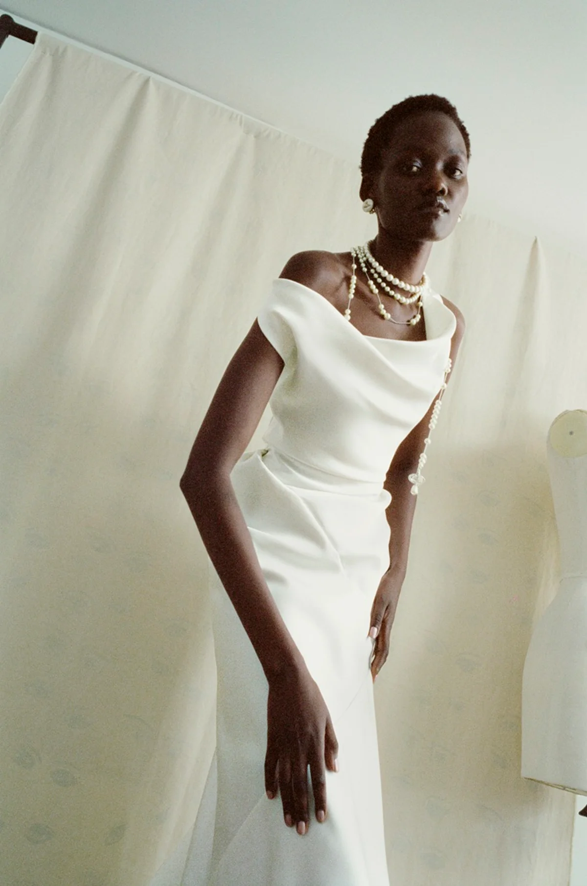 ヴィヴィアン・ウエストウッドのウェディングドレス。柔らかいシルクジョージェットで構築的なデザイナ実現