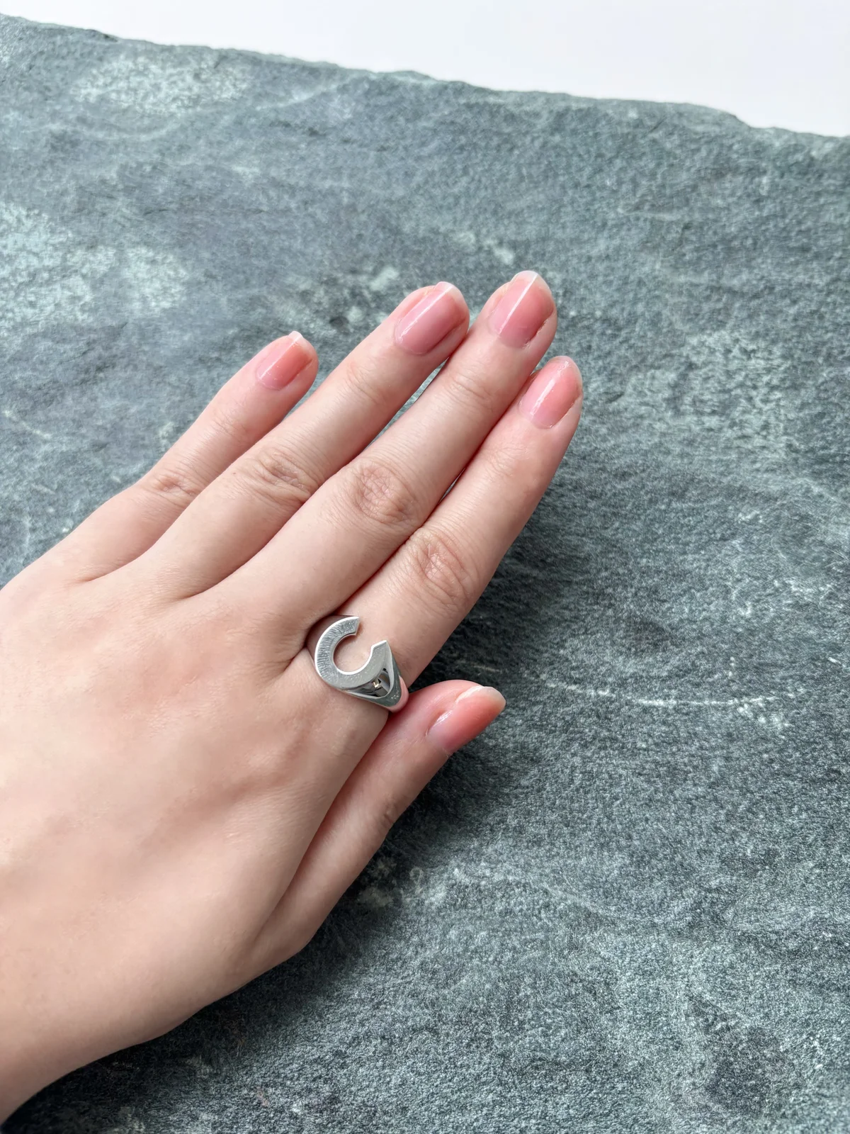 トムウッドのフェリックスリングの着用姿