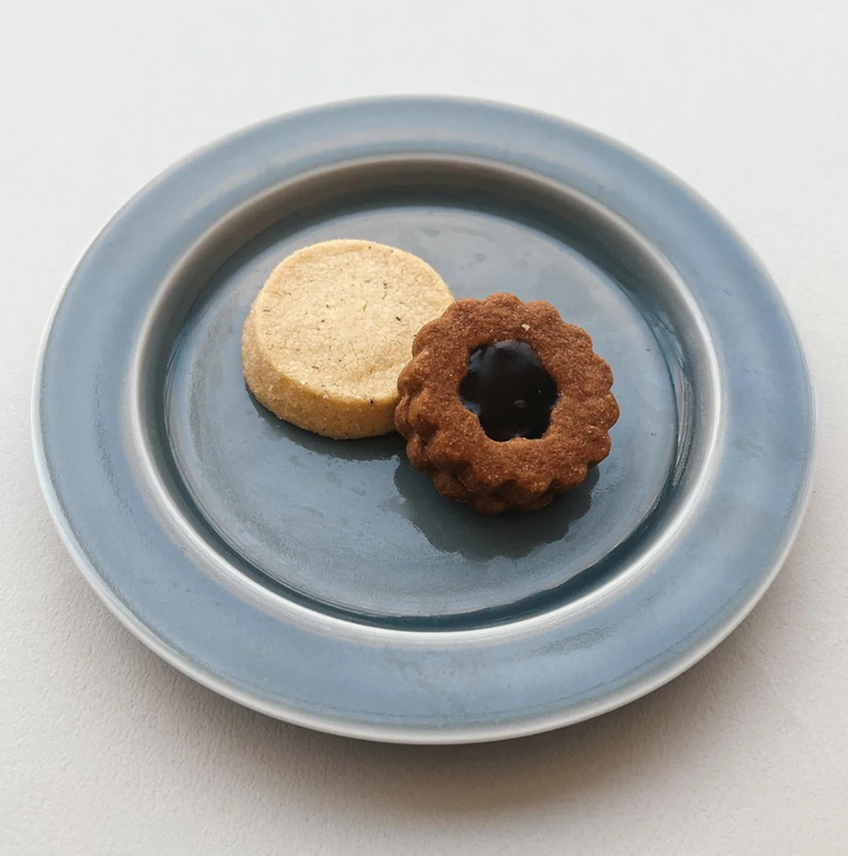 自家製木苺のコンフィチュールが目を引く、エピスフランボワーズと、ランス産発酵バターがおいしいシンプルなディアマンヴァニーユ