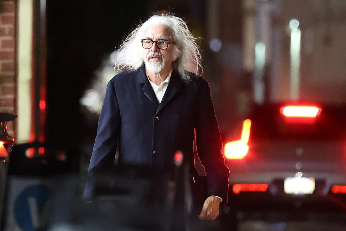 長い白髪をなびかせるレオナルド・ディカプリオの父ジョージ・ディカプリオ