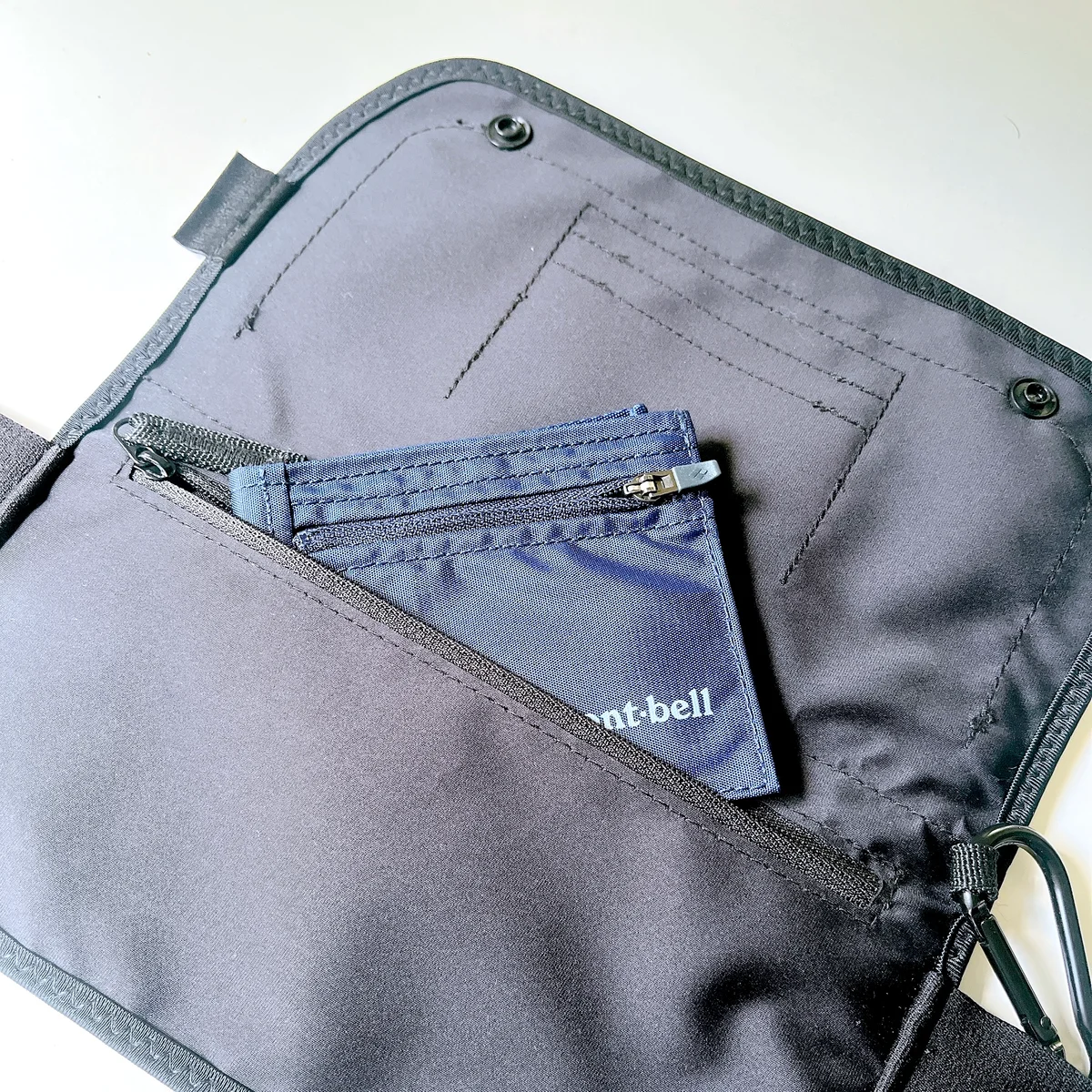 モンベルのフラットワレットは薄いポーチにも入る