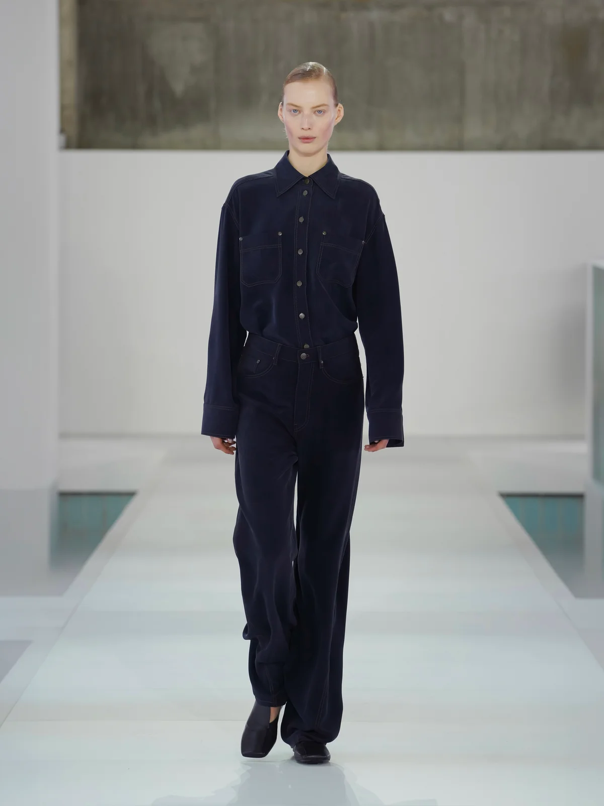 COS2026年SSのマルベリーシルクを用いたデニム風シャツはノーブルな印象