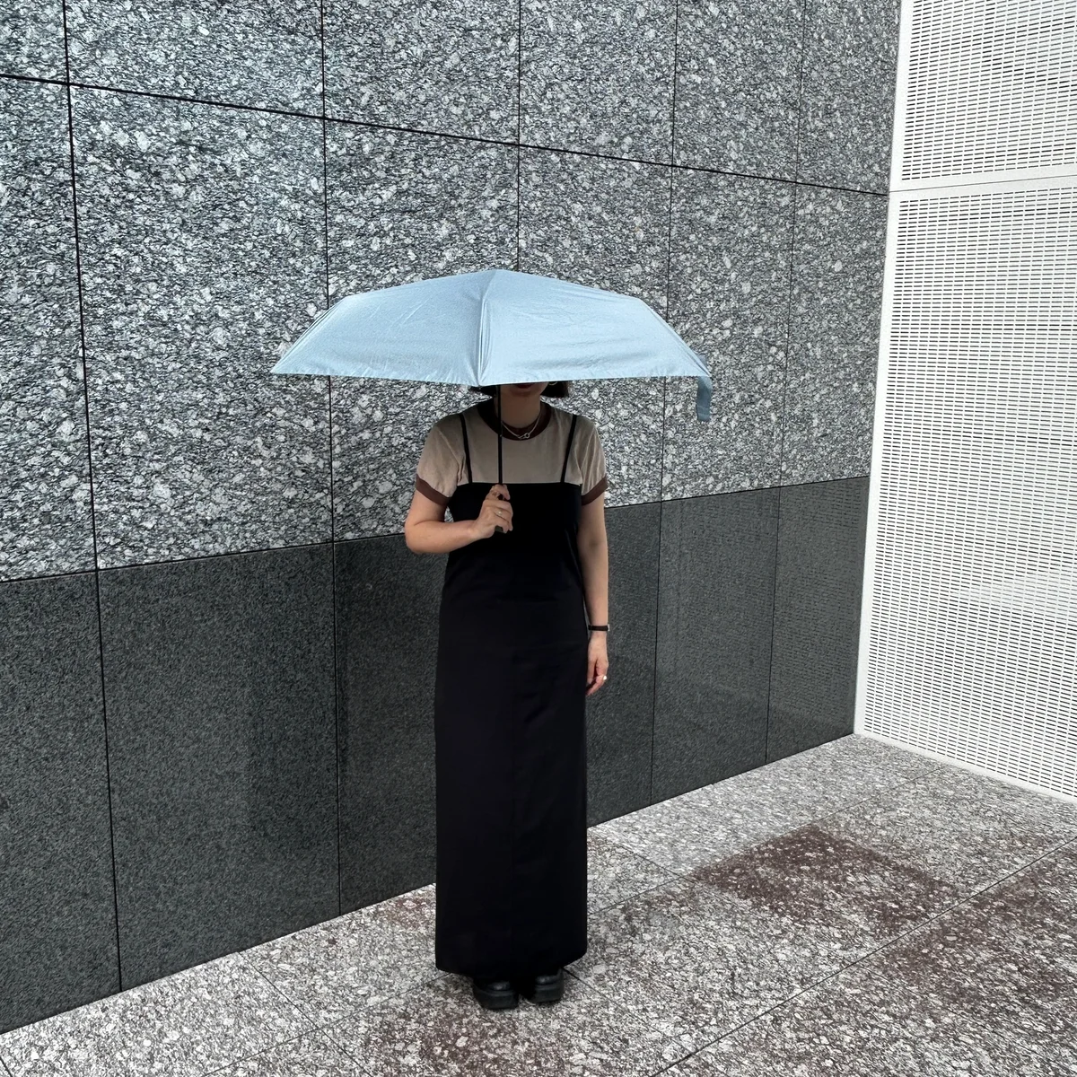 コンビニエンスウェア　晴雨兼用スリム傘　さしているところ