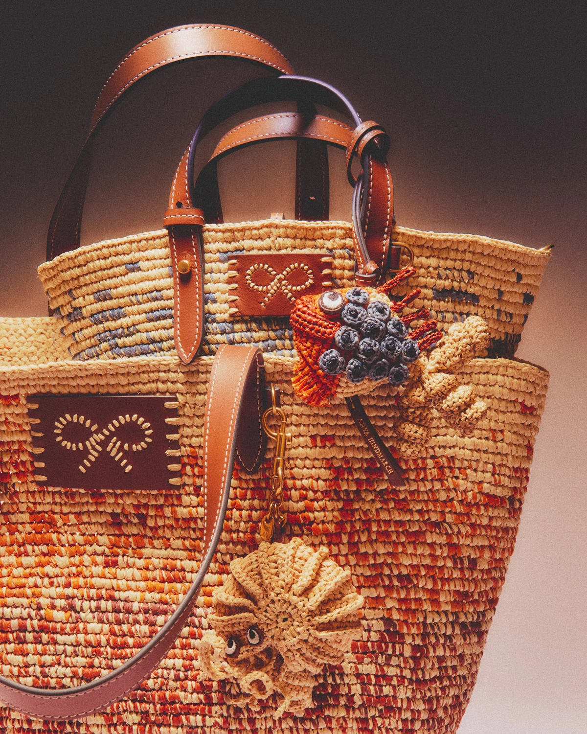 アニヤ・ハインドマーチの2026年「Off Duty」カプセルコレクション、ラフィア バスケット