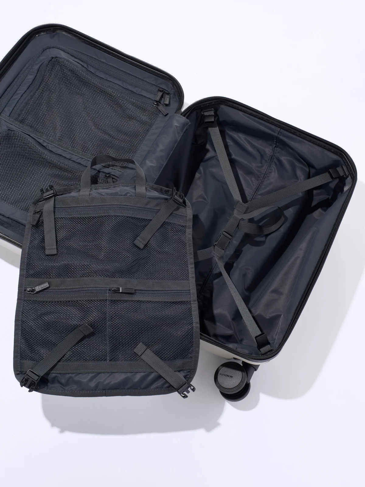 【モノリス】の「SUITCASE PRO OCTA 30」は取り外し可能なオーガナイザー付き