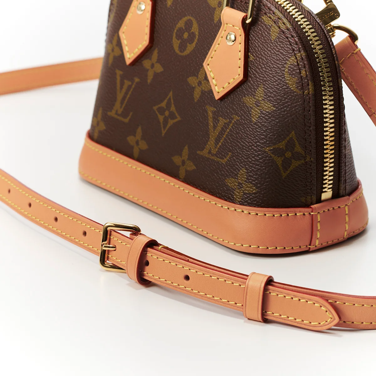ルイ・ヴィトンのモノグラムバッグ「ナノ・アルマ」　ストラップ