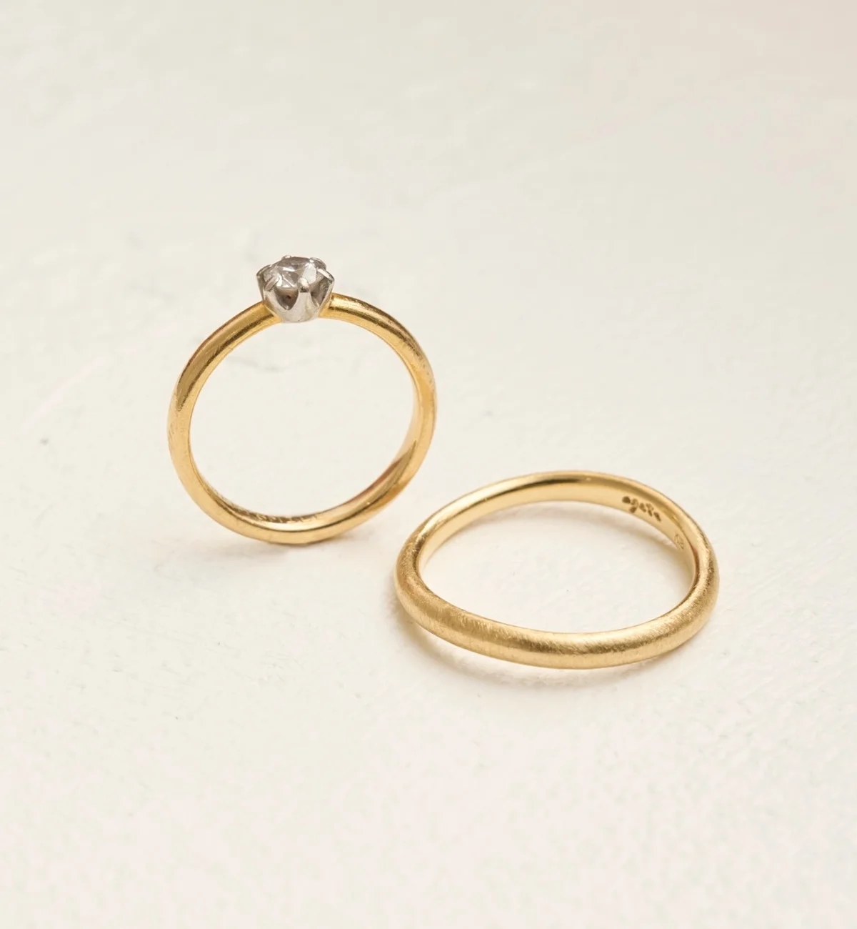 「be born」浅野由記子さんが結婚指輪と婚約指輪を兼用する前提で選んだのは、アガットのソリテールリング。パートナーのリングは、親指に身につけているそう。