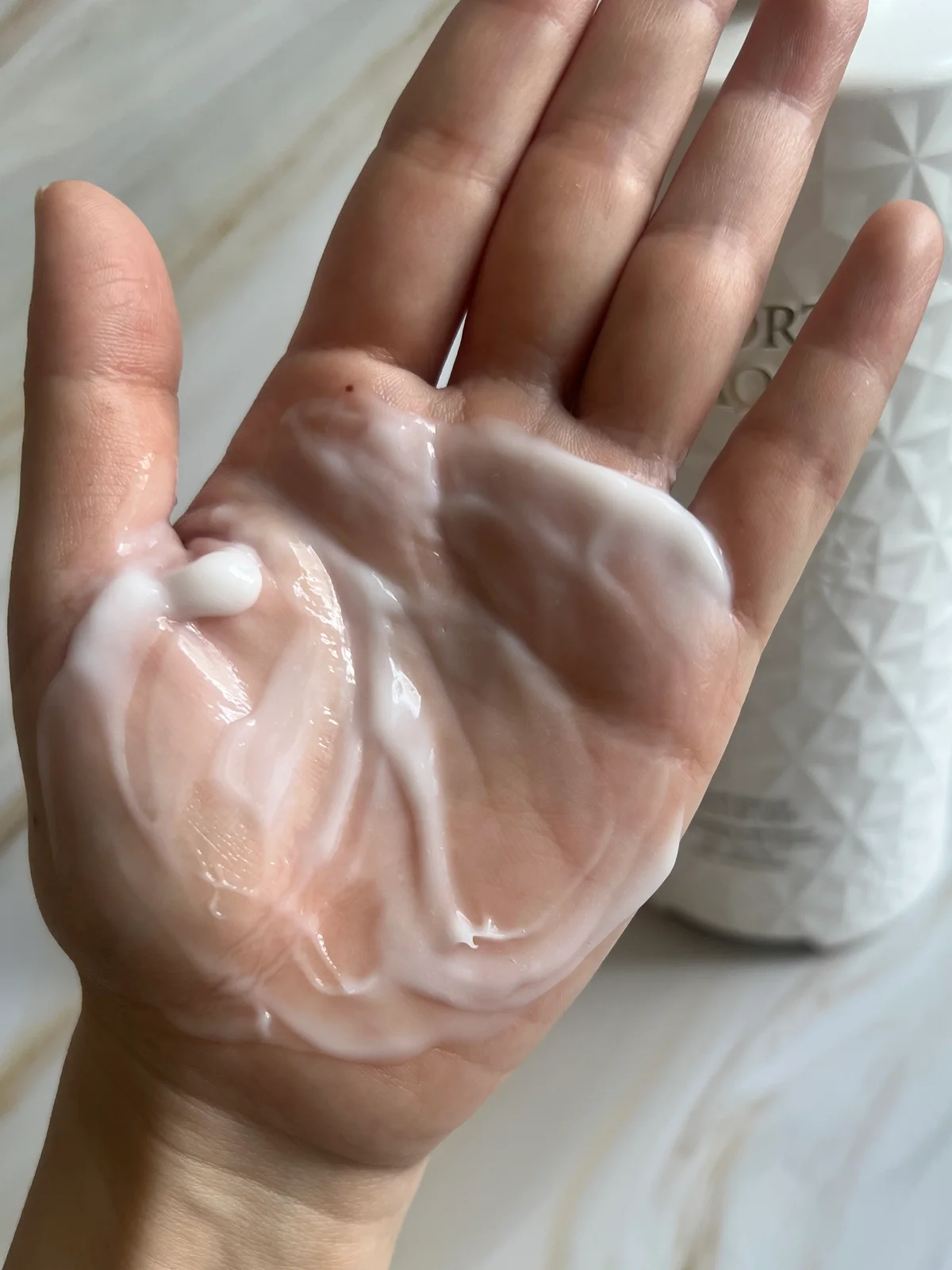 AQ リペア エッセンスシャンプーのテクスチャー画像