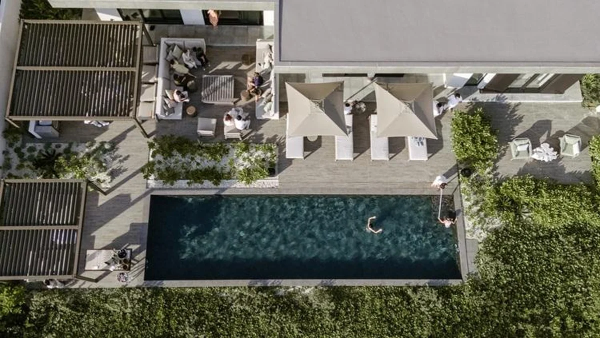 「ローズウッド宮古島」。150㎡を誇る敷地に専用プールテラスも備えた「クウラハウス」。貸し切りで祝宴を行うことも