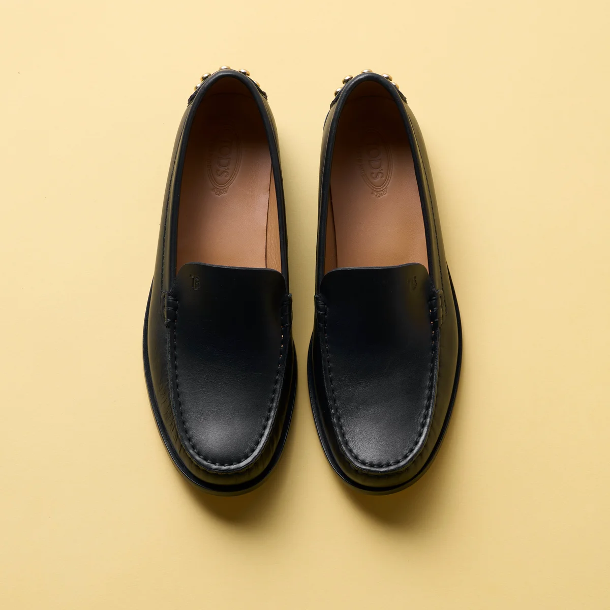 トッズの2026年春の新作シューズ、メタル ドッツ レザー ローファー