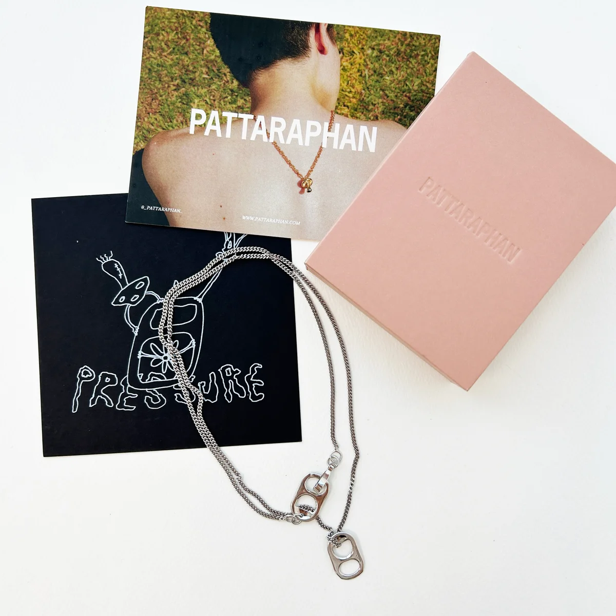 PATTARAPHANのネックレスとノベルティのポストカード