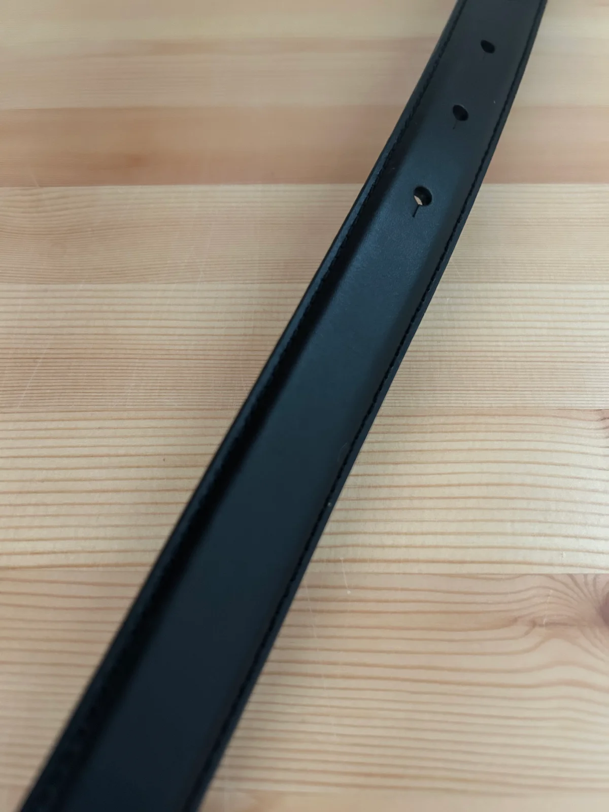 程よいツヤがあるスムースレザーを使用したユニクロ：シーのベルト