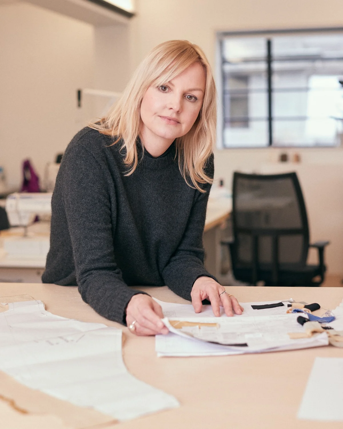 COSディレクター カリン・グスタフソンがアトリエでCOSの服作りをしている