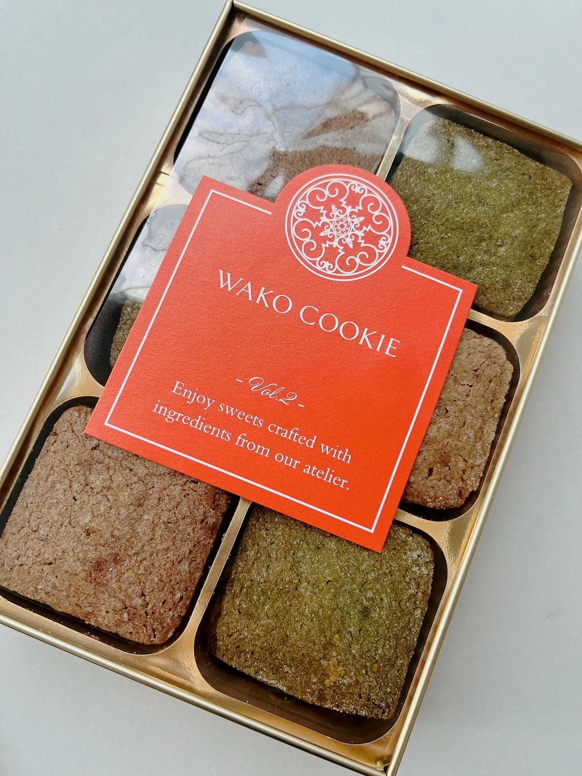 銀座・和光が手がける「WAKO クッキー」の第二弾のテーマは日本のお茶。和紅茶と抹茶2種類が市松模様のように美しく並んでいる