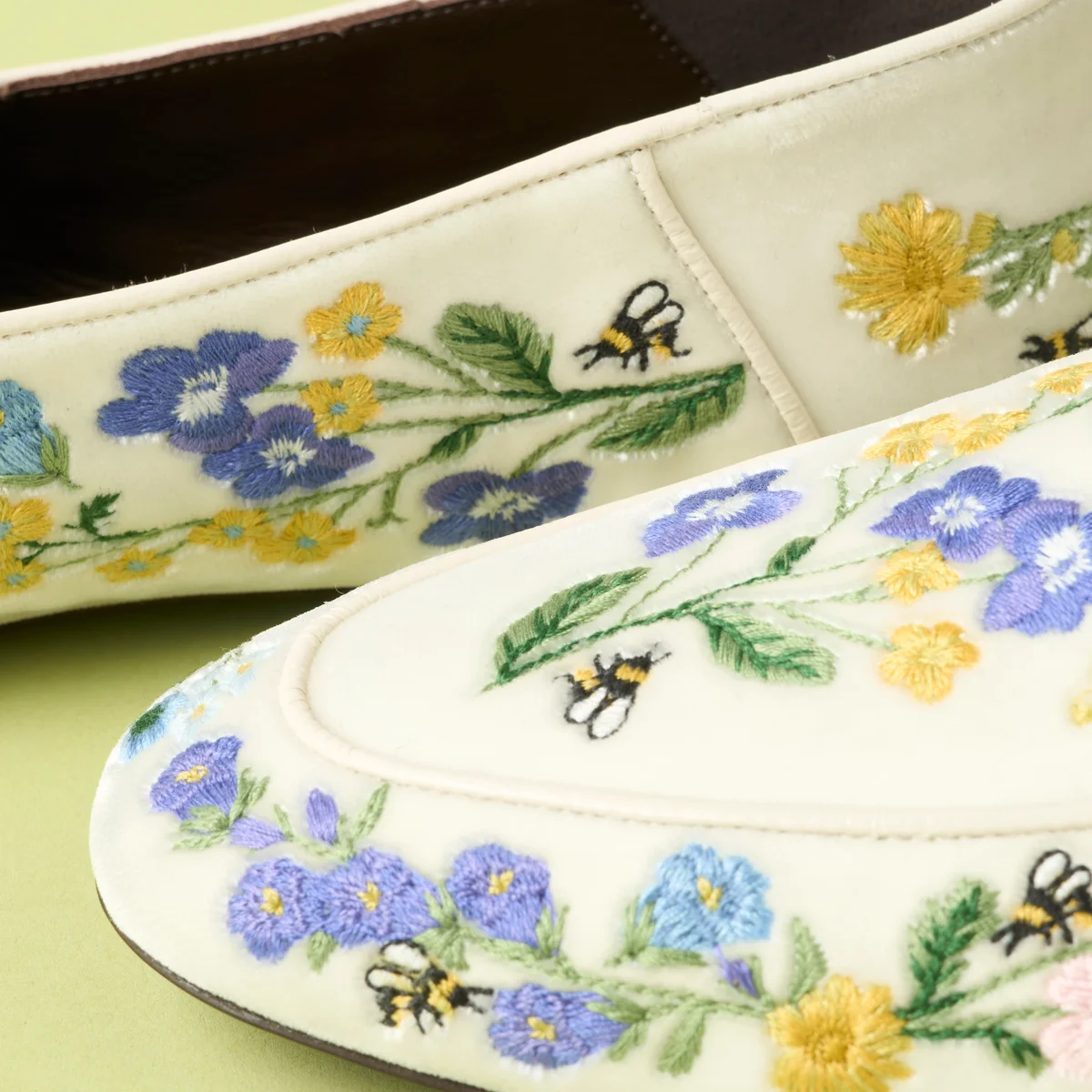 セリーヌの2026年春夏新作ローファー、「オーラ ローファー / フラワー刺しゅう入り ベルベット」