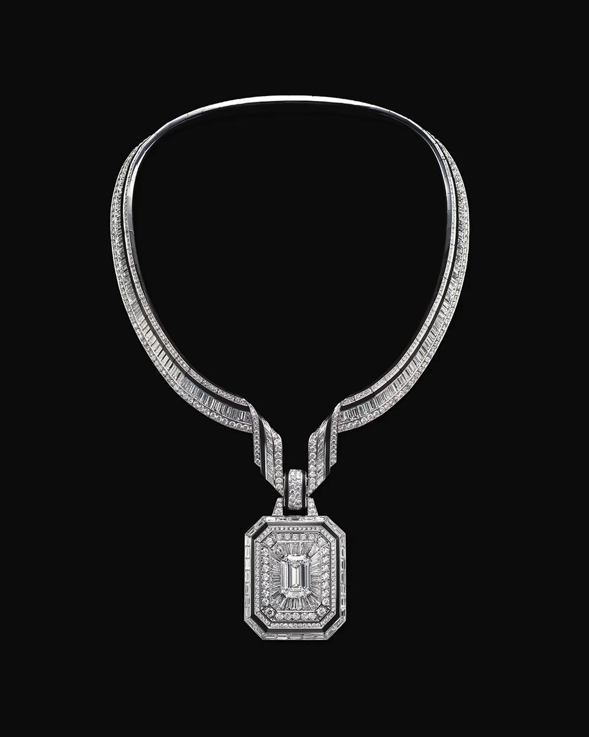 「アドレス」ネックレス〈WG、ダイヤモンド、ブラックラッカー〉