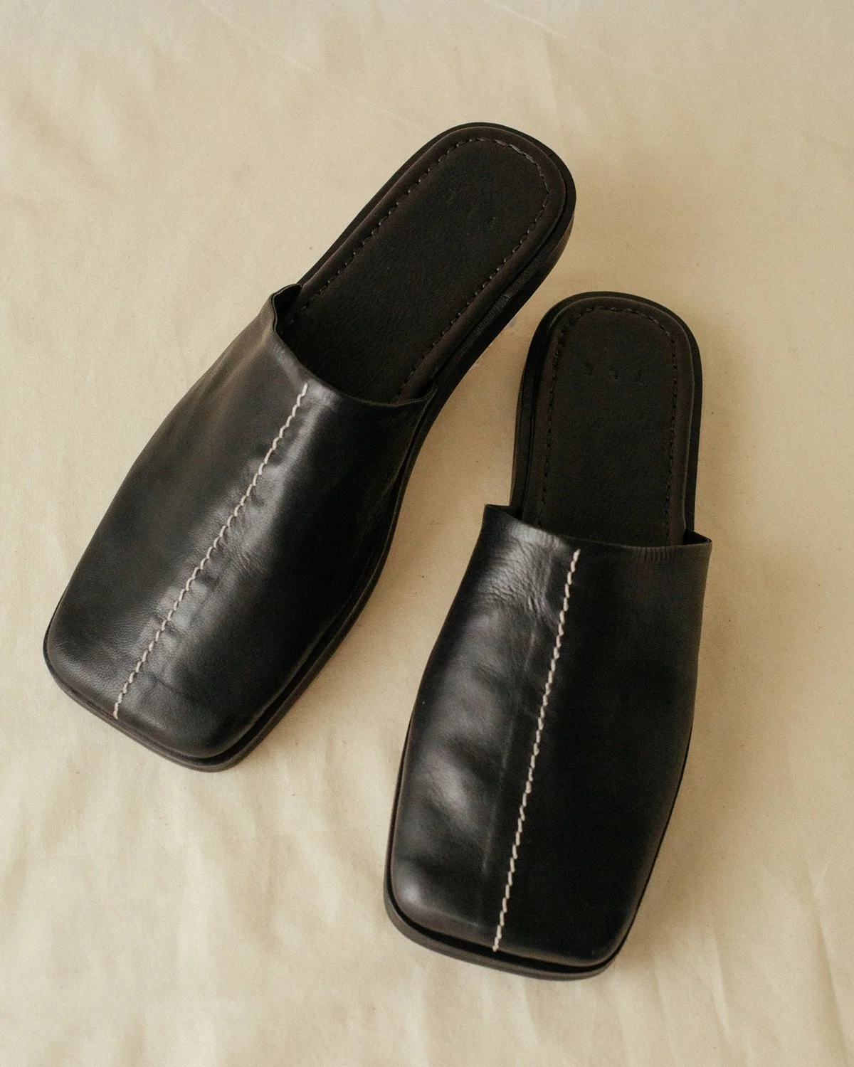 レザーを主役にしたライフスタイルブランドのザ レザー エディットのラムレザーのスリッパ