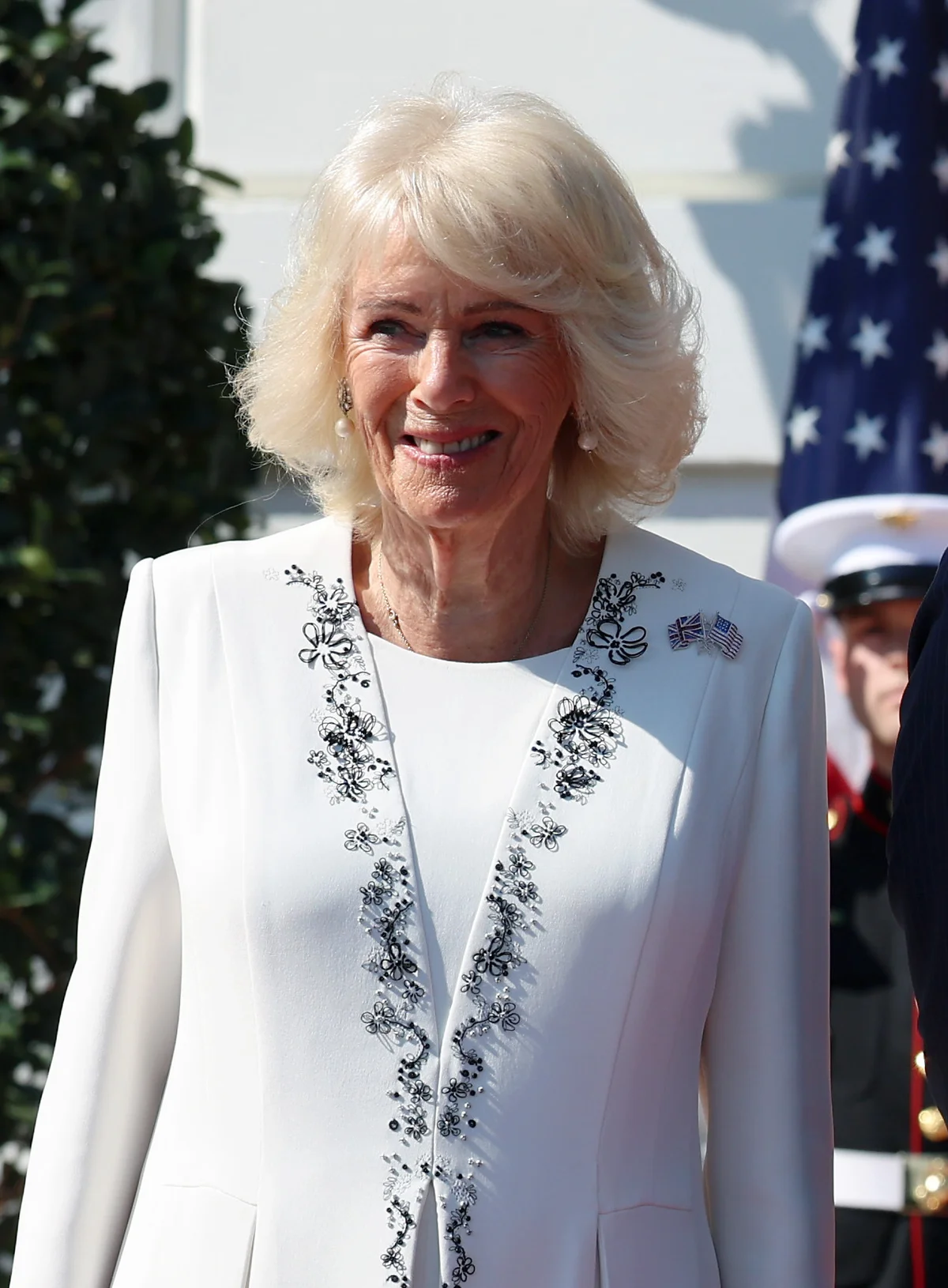 ユニオンジャックと星条旗が交差するブローチもつけていたカミラ王妃