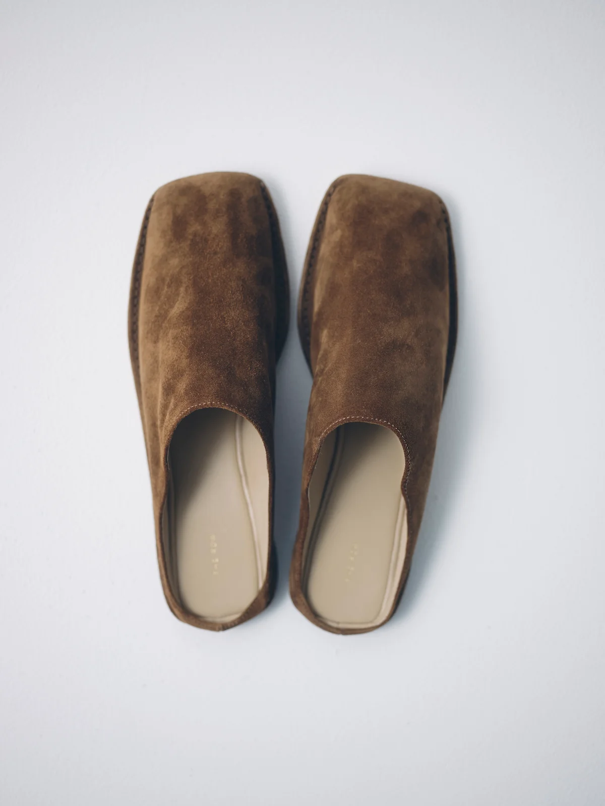 ザ・ロウのPiperスエードスライド