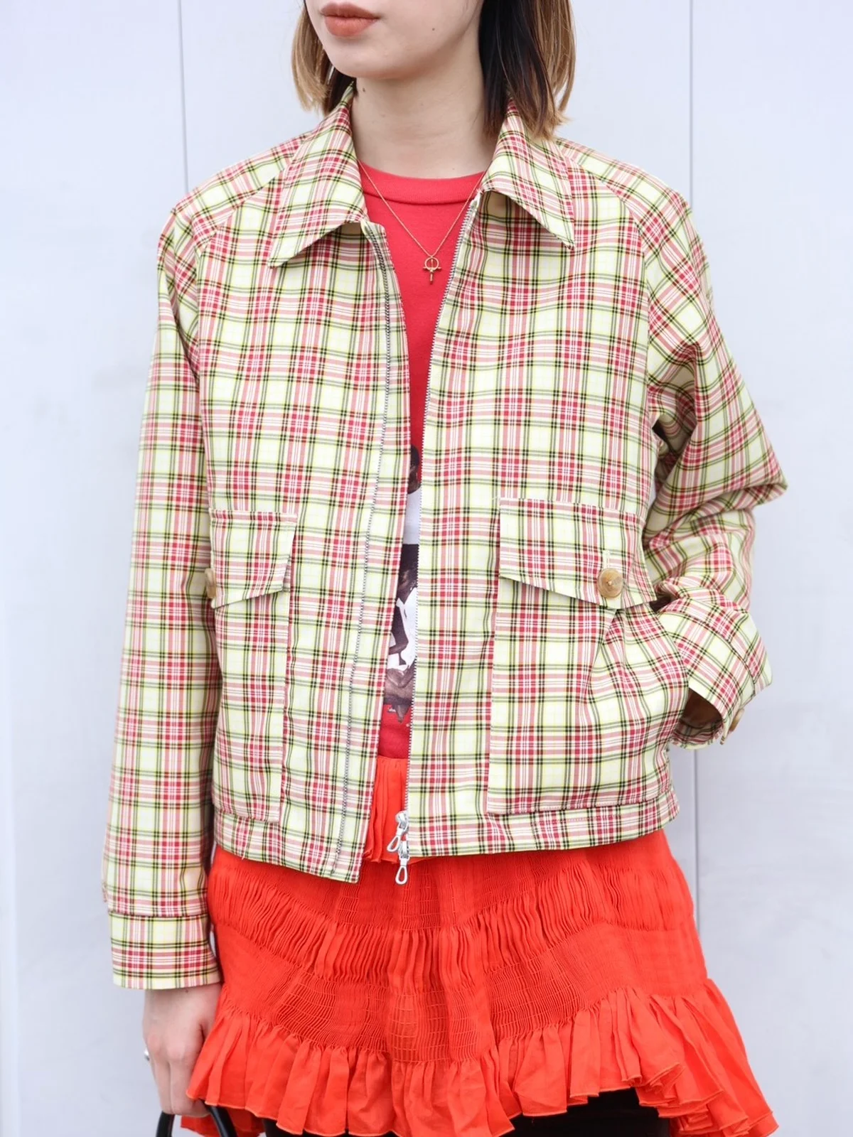 キャバン 丸の内店スタッフ土肥夕佳さんが着用したチェック柄ブルゾン