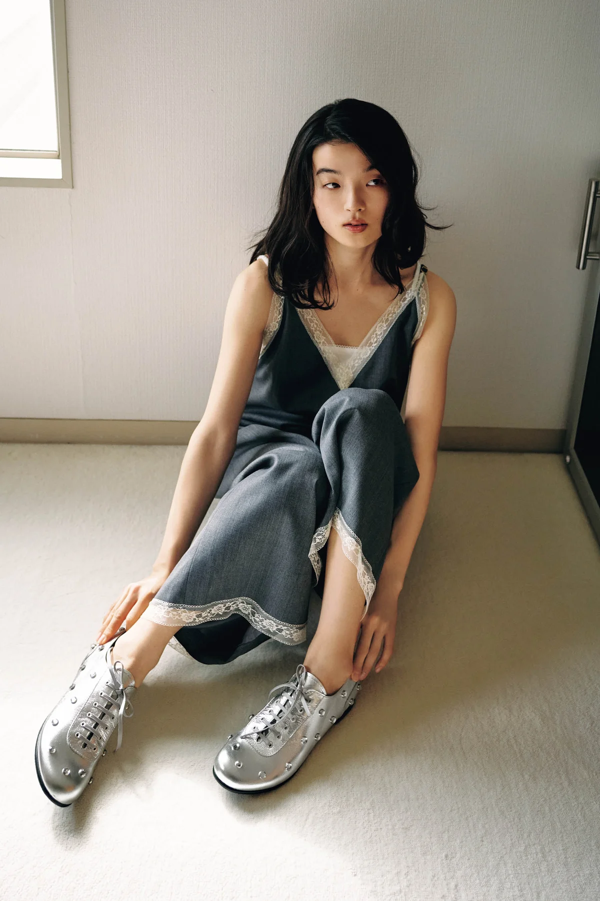 LACADE シルバーシューズ「RENJI」を着用したモデル