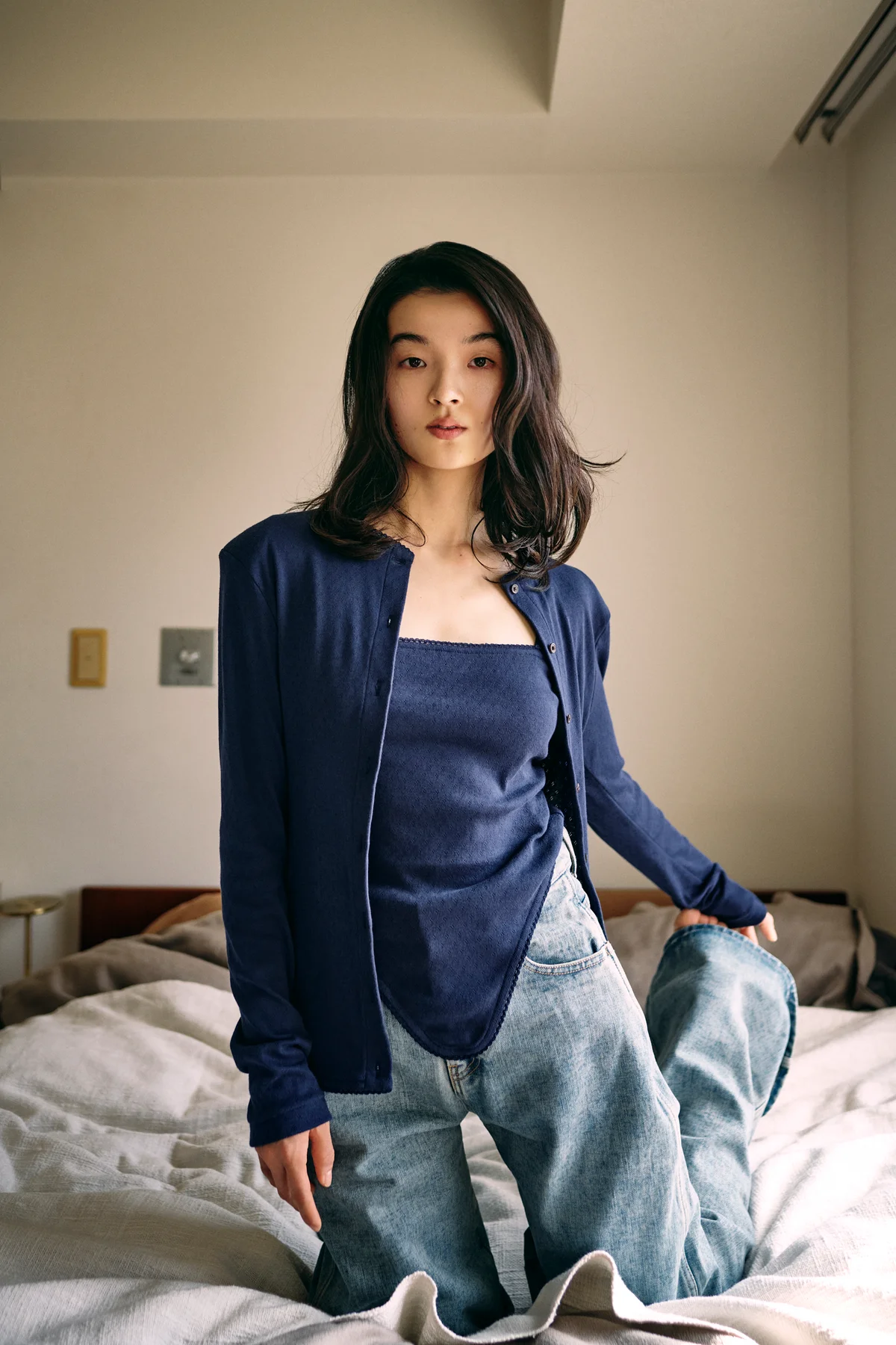 panのカーディガン&キャミソールを着用したモデル