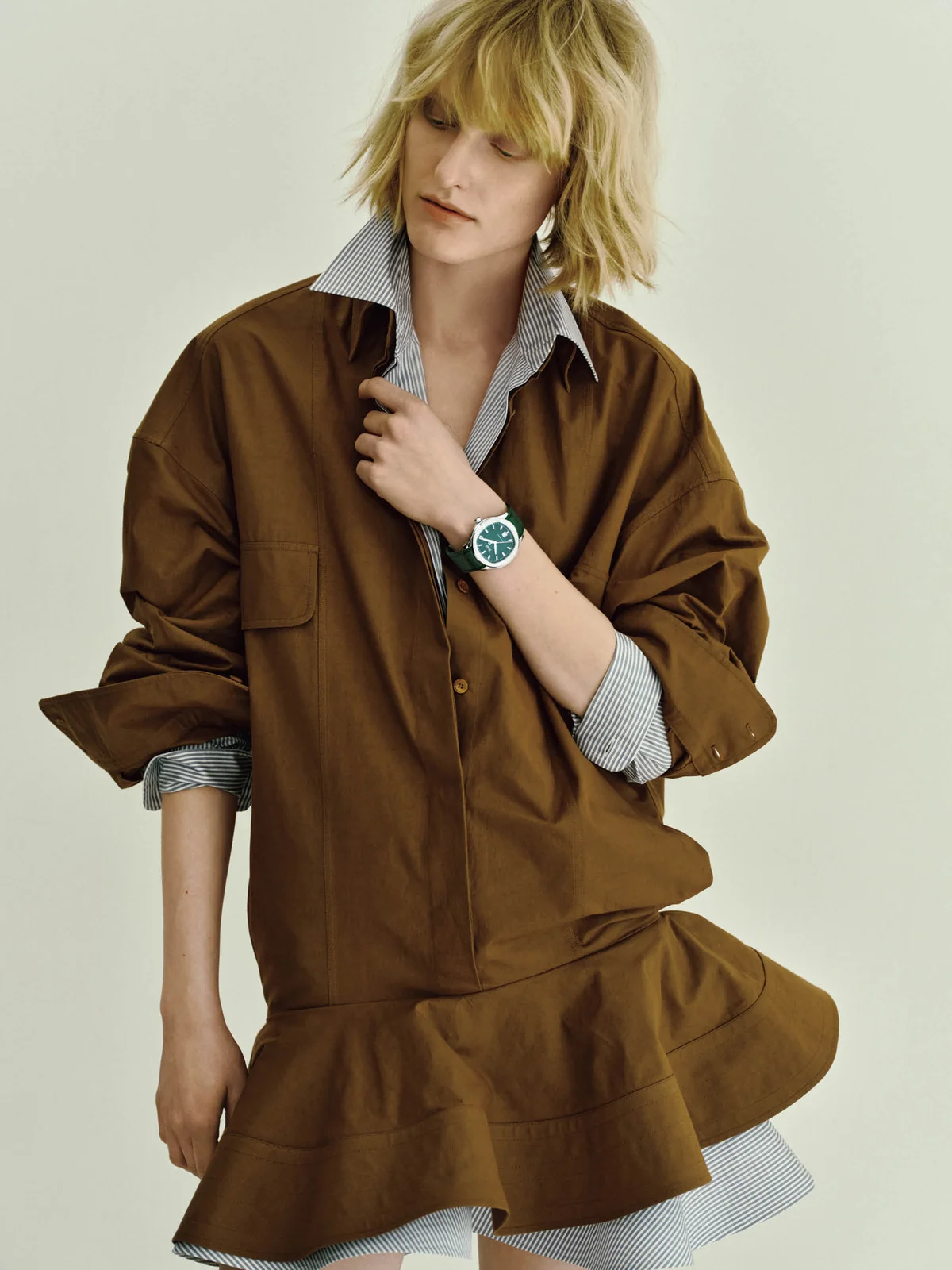 ステラ マッカートニーのシャツとピアジェの時計「ピアジェ ポロ フィールド」