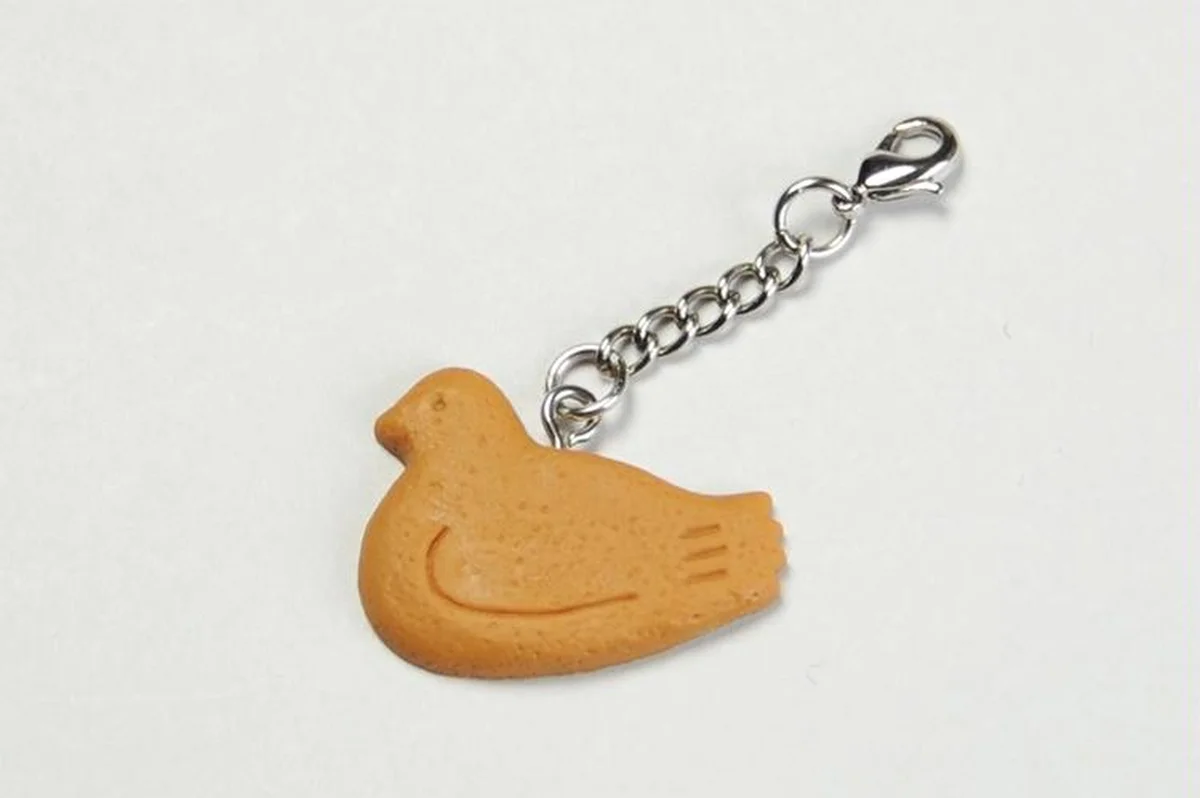 鳩サブレーそっくりのキーホルダー「鳩三郎」。本店のみで展開！