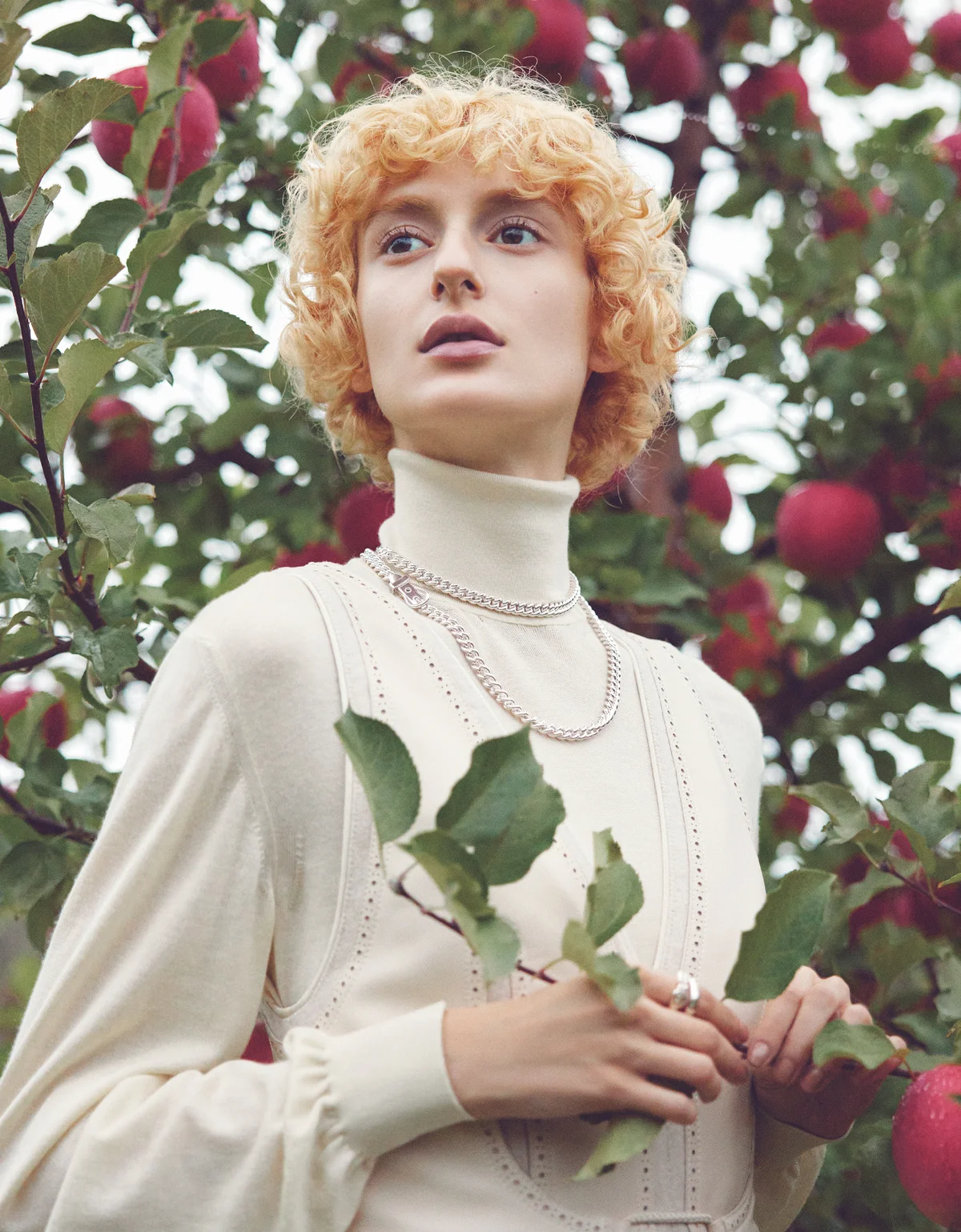 ネックレス「ブックルセリエ・アンフレクシブル」〈シルバー〉￥633,600・リング「ブックルセリエ・アンフレクシブル」〈シルバー〉￥181,500・ドレス￥2,728,000・ニット（エルメス）