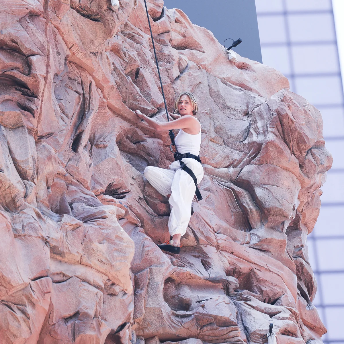 ニューヨーク・タイムズスクエアでロッククライミングを披露したシャーリーズ・セロン