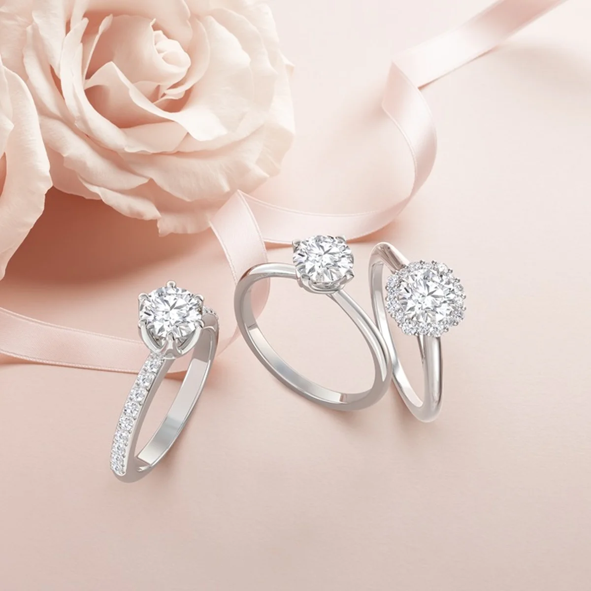 左から：リング〈PT、ダイヤモンド0.25ct～〉￥539,000～、〈PT、ダイヤモンド0.25ct～〉￥341,000～、〈PT、ダイヤモンド0.25ct～〉￥533,500～