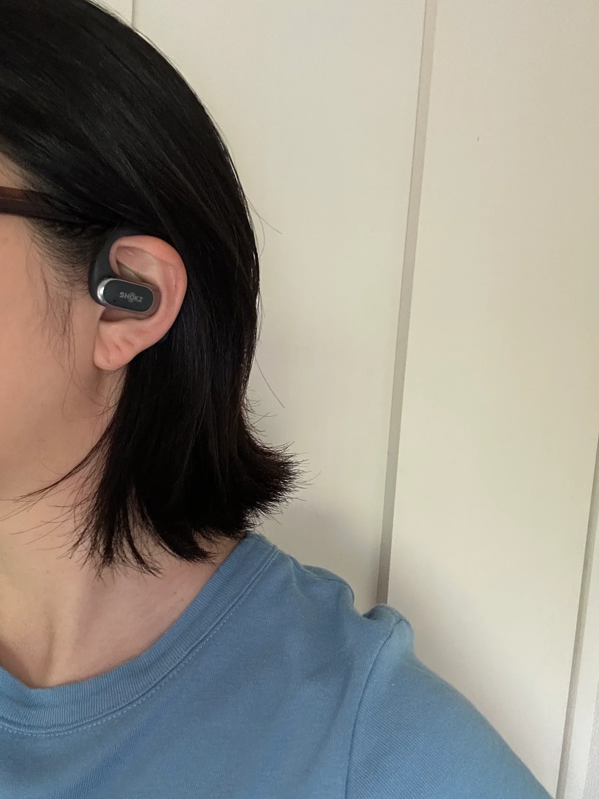 Shokz OpenFit Air ブラックを装着
